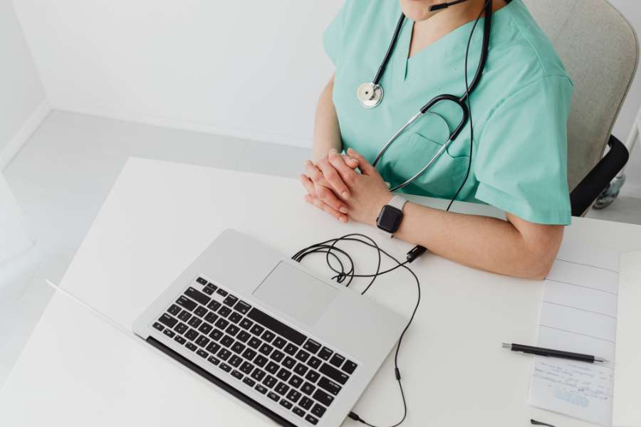 Médecin en téléconsultation devant son ordinateur, alternative moderne pour faire appel à un médecin de garde