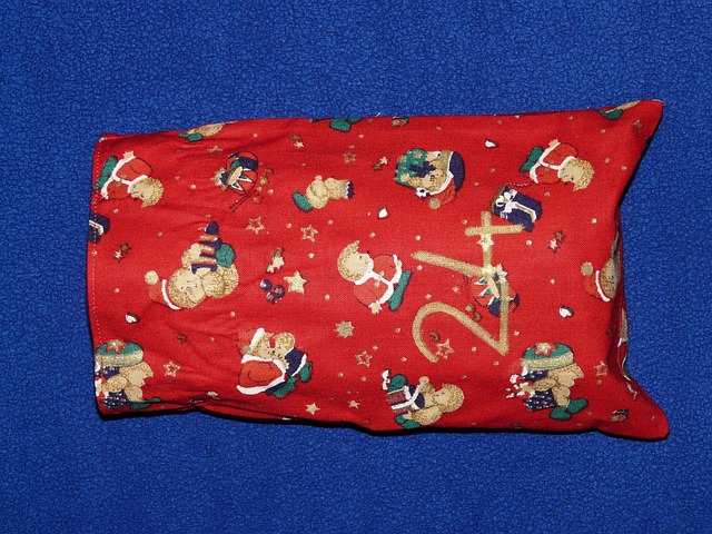 Un sac en tissu rouge à motifs de Noël avec le chiffre doré "24", représentant un jour de calendrier de l'Avent.
