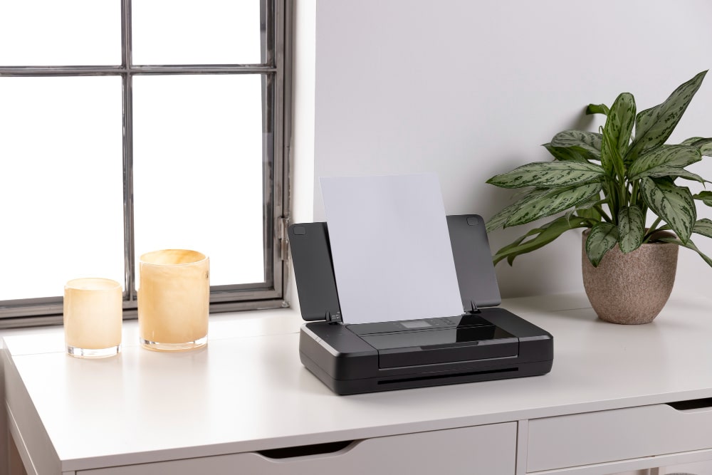 Un scanner de documents professionnel gris et noir, compact et efficace, posé sur un bureau, essentiel pour la gestion numérique des fichiers parmi les "Scanners et Imprimantes