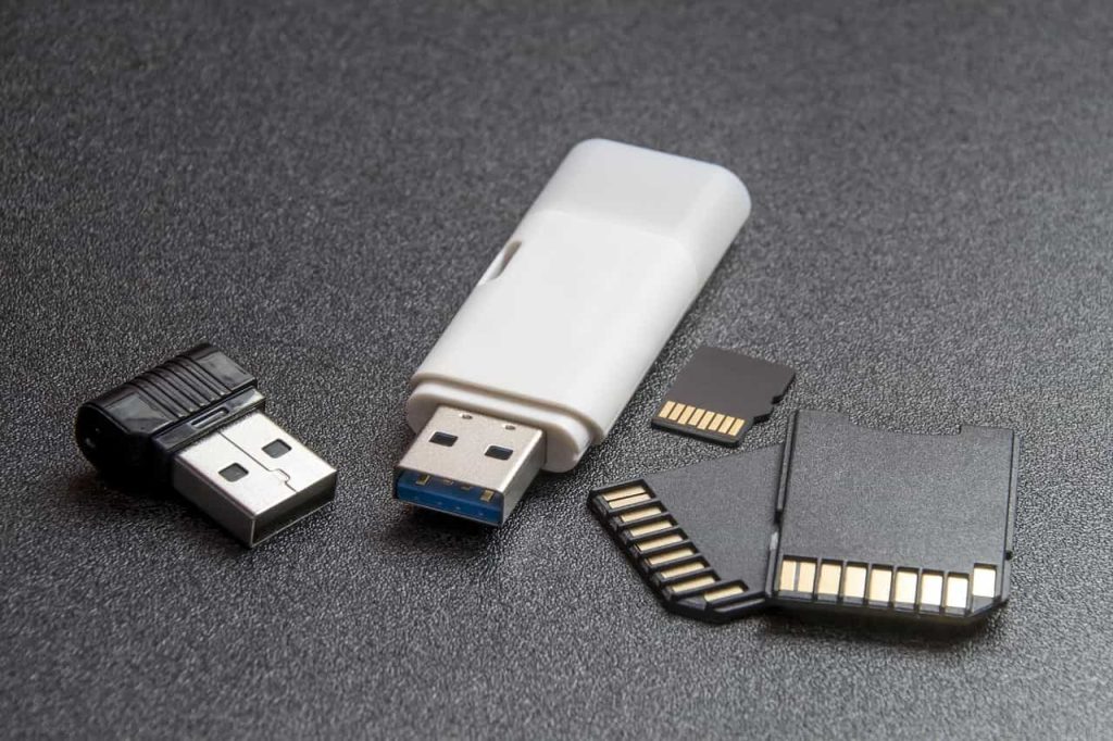 Un assortiment de cartes mémoire, incluant des "micro cartes SD" et des adaptateurs, pour une compatibilité étendue avec tous vos appareils.