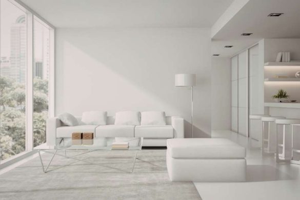 Salon entièrement blanc et épuré avec baie vitrée, lampadaire, spots encastrés et éclairage LED pour éclairer son salon de façon naturelle et artificielle.