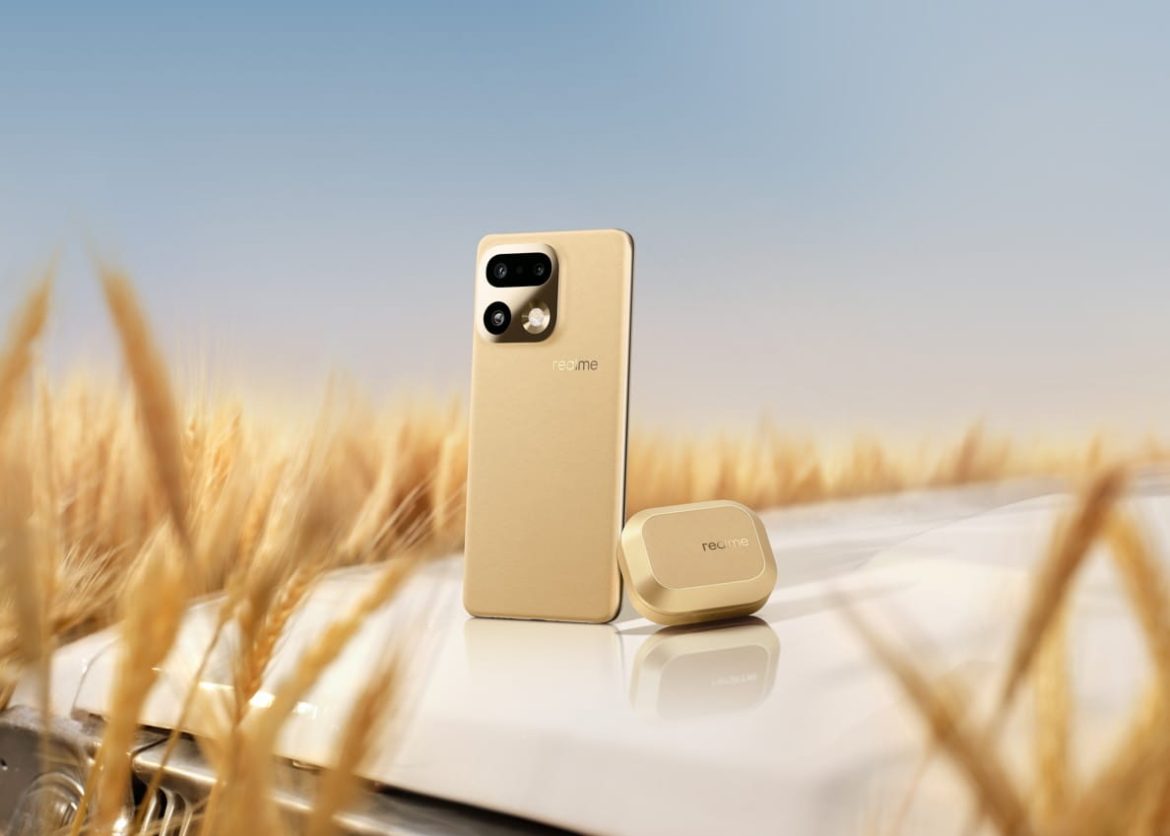 Image de produit : un smartphone realme 16 Pro en or et son boîtier d'écouteurs sans fil posés sur le capot d'une voiture blanche au milieu d'un champ de blé doré flou.