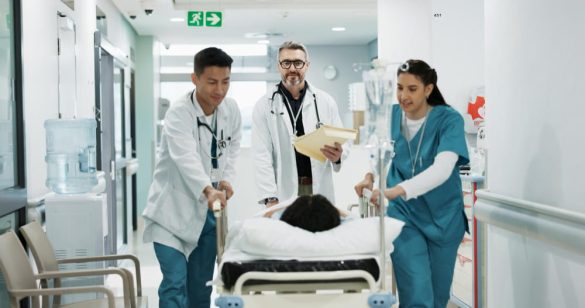 Équipe de professionnels de santé déplaçant un brancard, symbolisant le lancement et la création d'entreprise dans le secteur médical