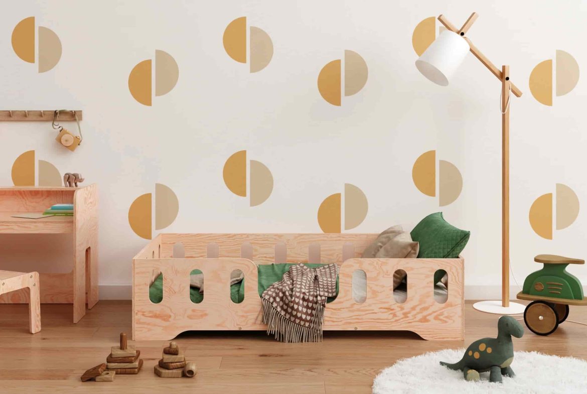 Lit pour enfant en bois de style scandinave, smartwood, avec rangements et décoration minimaliste.