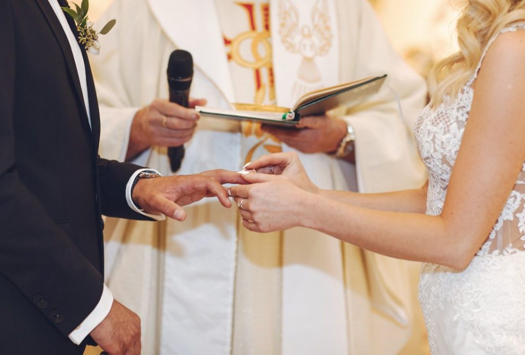 Échange des alliances entre les époux après la validation du dossier mariage civil mairie documents a fournir.