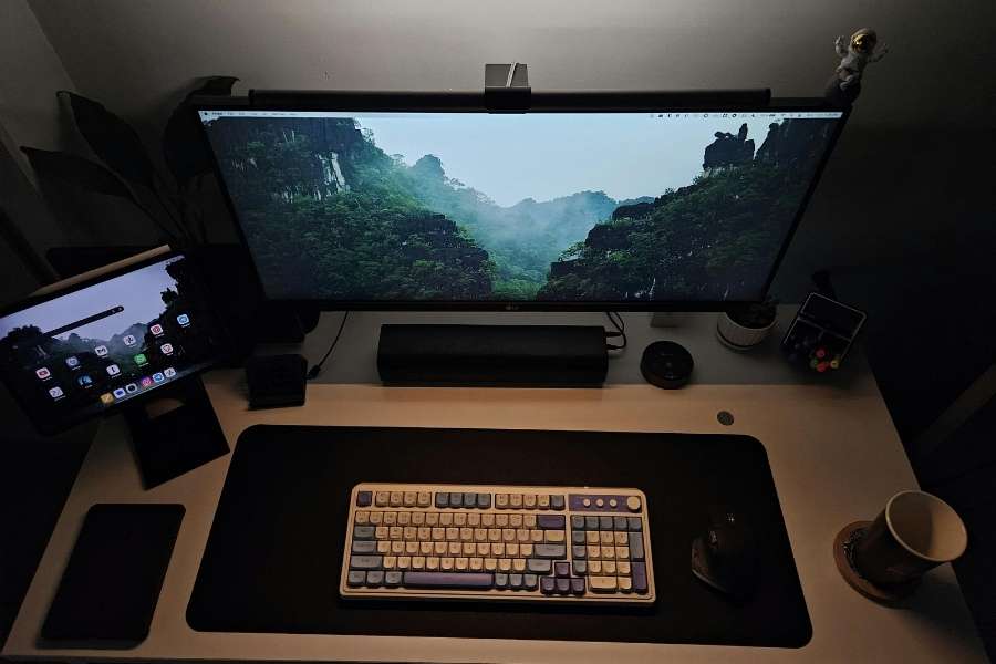 Bureau gaming sombre et équipé avec vue sur paysage Minecraft