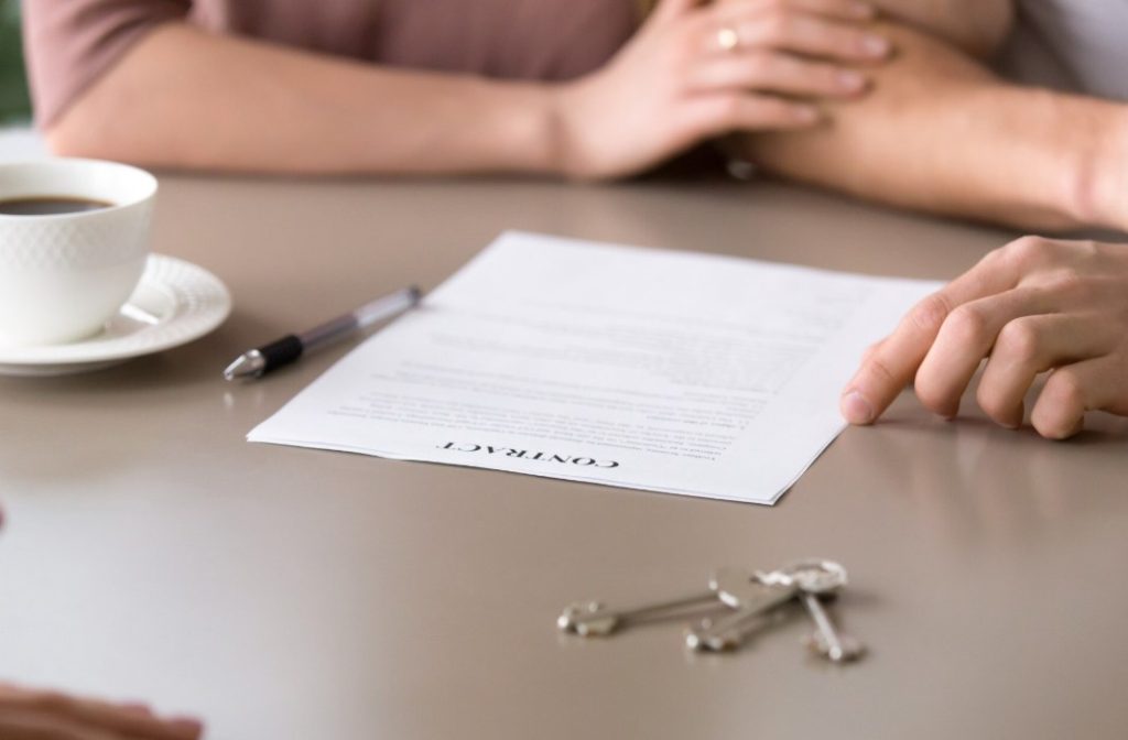 Signature d'un contrat immobilier avec remise de clés selon les tendances du Baromètre des Prix Immobiliers Notaires.